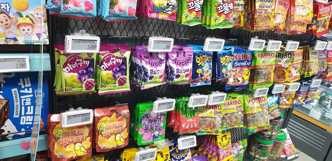 Visão do canto de lanches em uma loja GS The Fresh, um supermercado SSM coreano