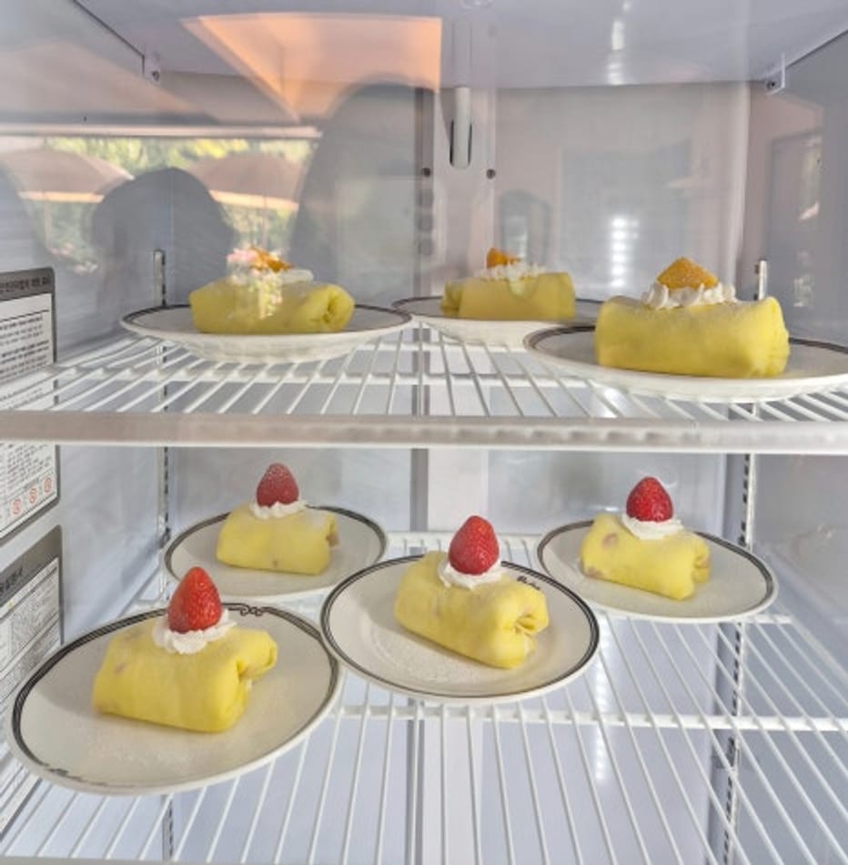 Ulasan dari Cafe La Pluie Flute Seongsu yang terkenal dengan kue stroberinya