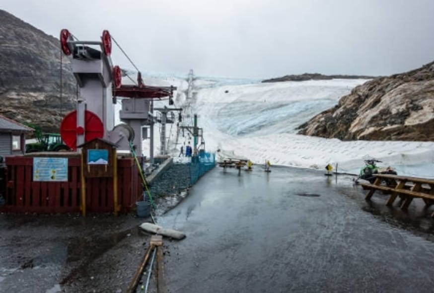 Explotación de recursos bajo los glaciares y controversia ambiental