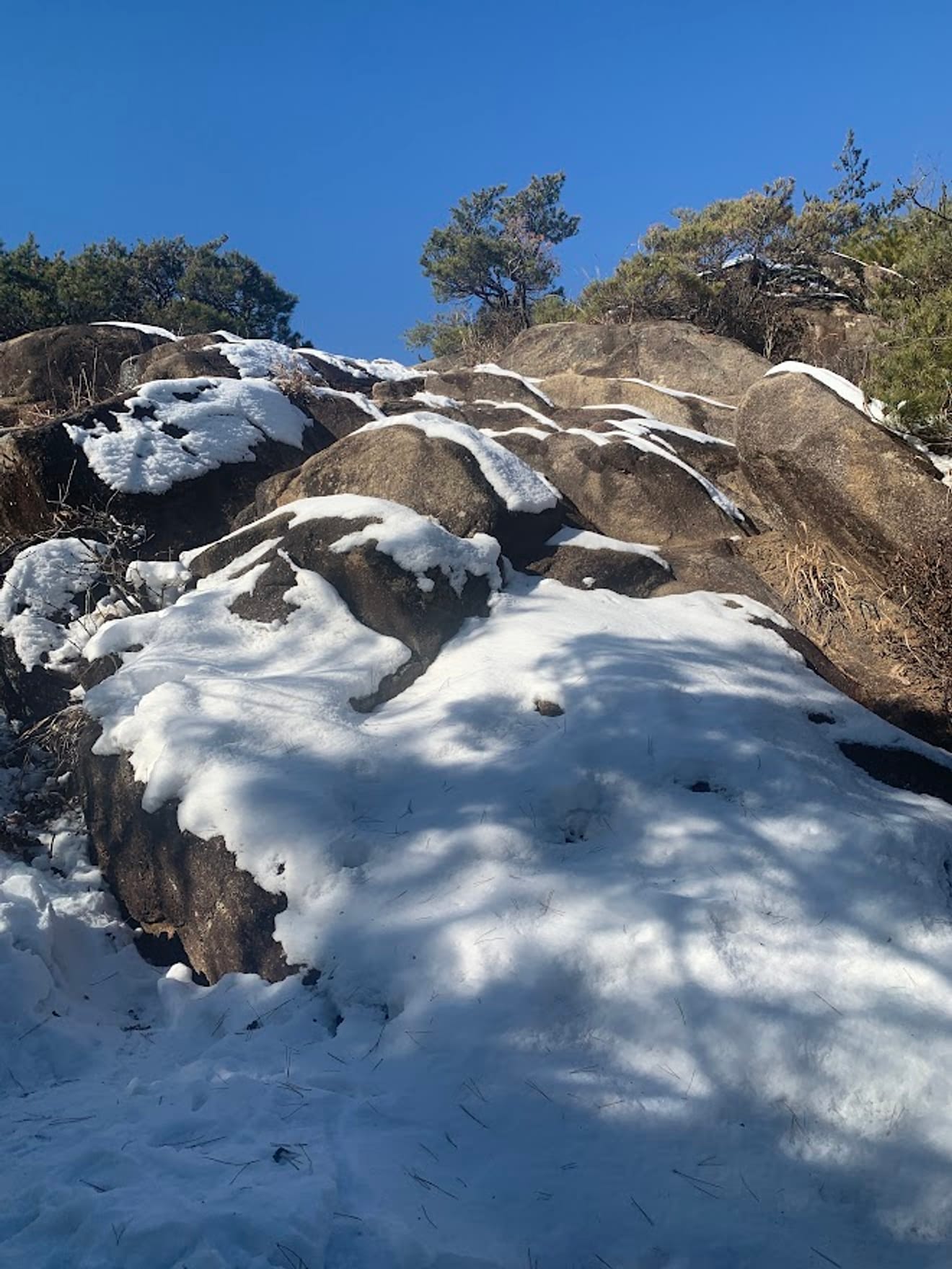 [Ulusal Park Pul Turu] 10. 월악산 (Walaksan) Yeni Başlayanlar İçin Kar Çiçeği Dağcılık Rotası Oksunbong'un Chungju Gölü Manzarası