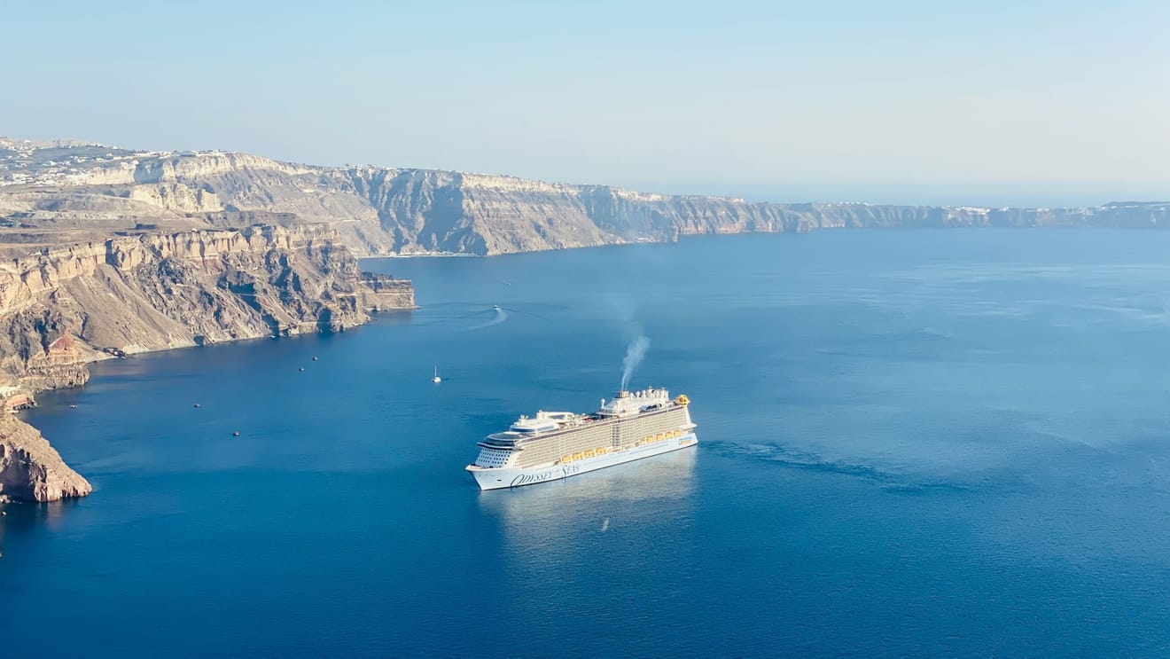 Nachtsicht eines Kreuzfahrtschiffs vor der Küste Santorinis