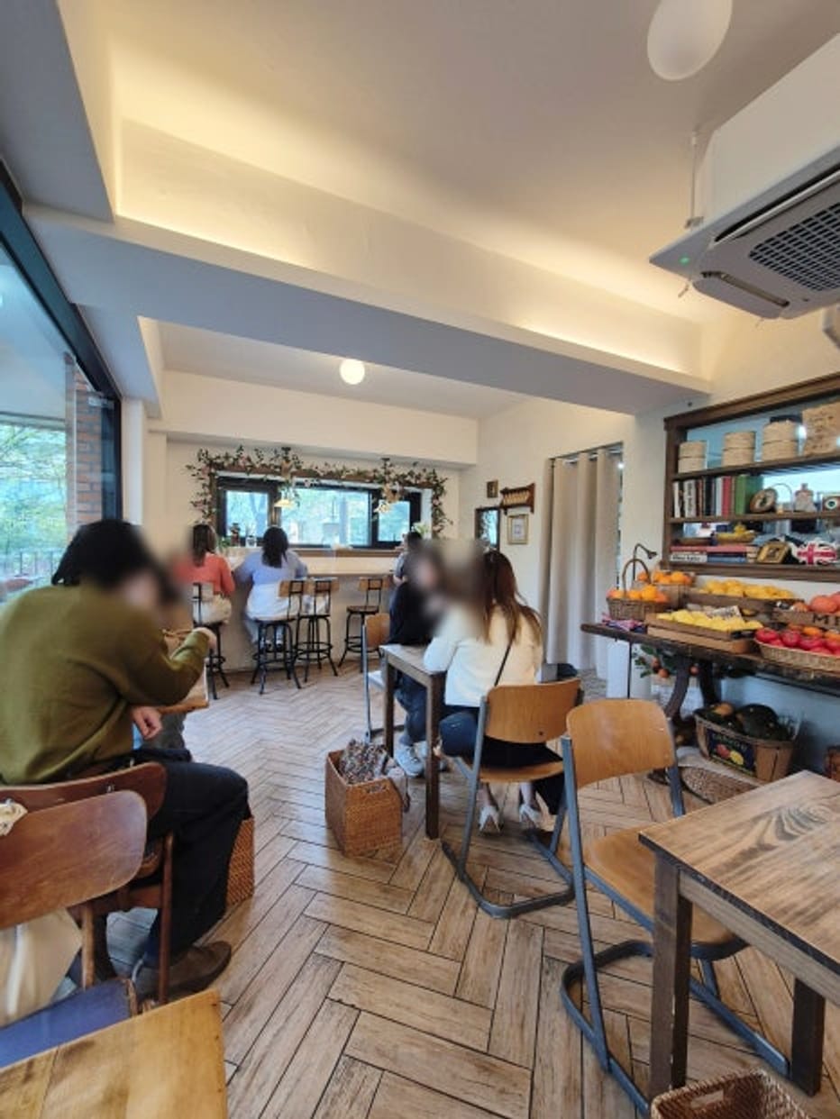 Ulasan dari Cafe La Pluie Flute Seongsu yang terkenal dengan kue stroberinya
