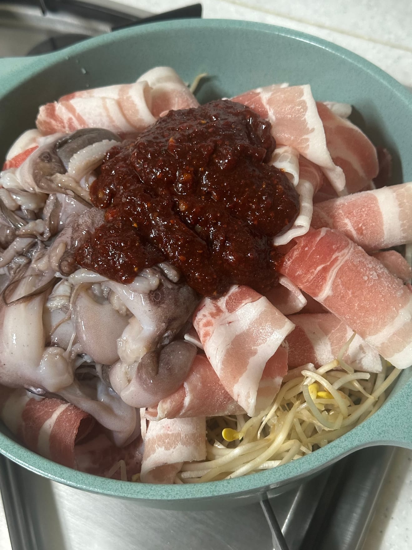 Préparation du 볶음 (Jjukkumi Samgyeopsal) : 쭈꾸미삼겹살볶음