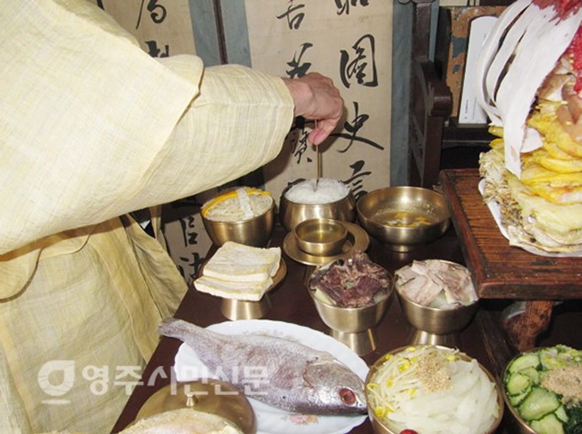 Panduan Lengkap Budaya Restoran Korea: Tips Pesan & Pembayaran + Mahir Adab Makan!