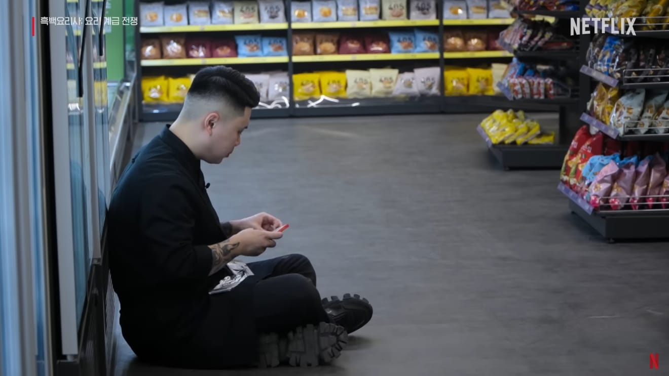 Cena do Netflix Cozinheiros em Preto e Branco