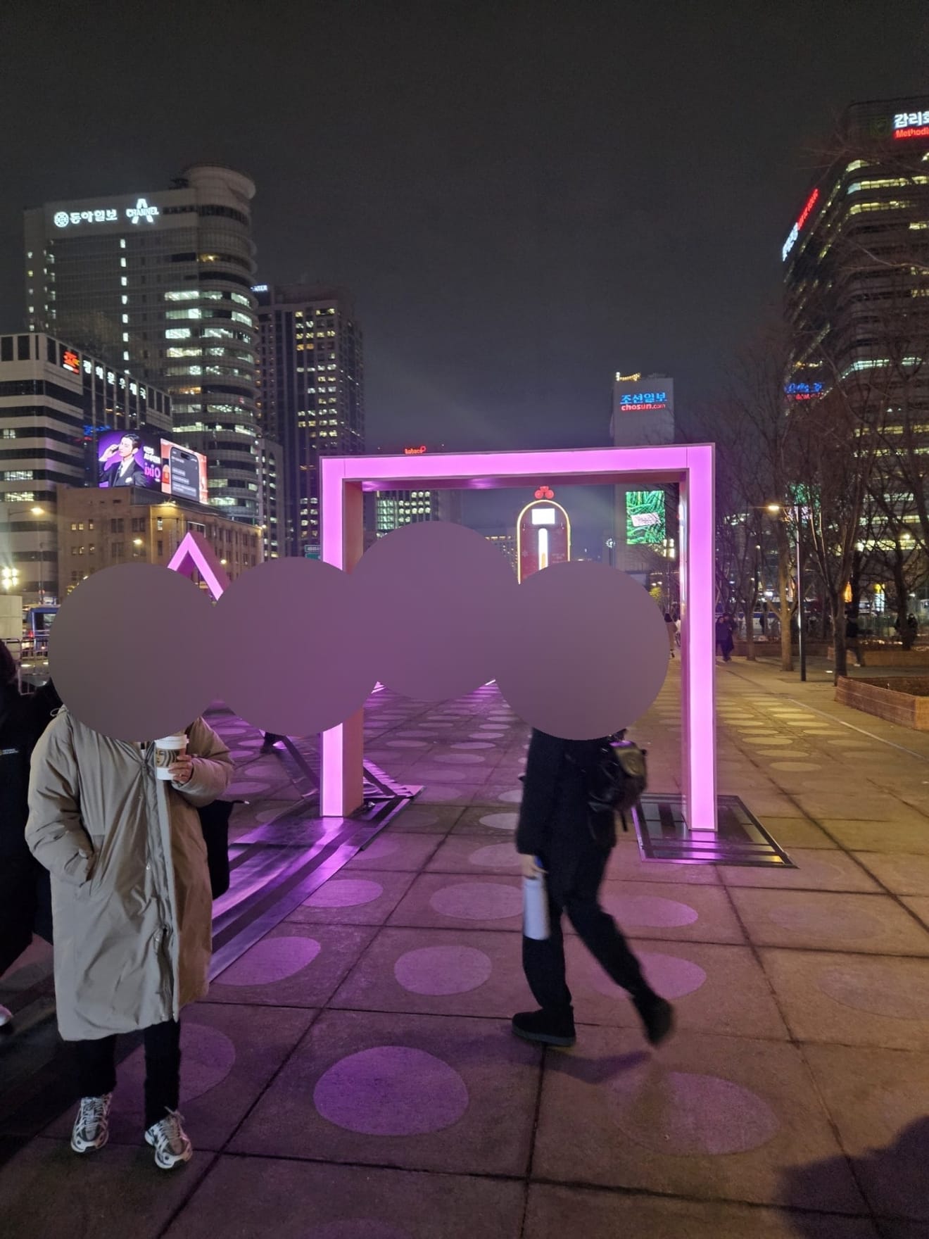 Squid Game-Figur „Yeong-hee“ erscheint am Gwanghwamun-Platz