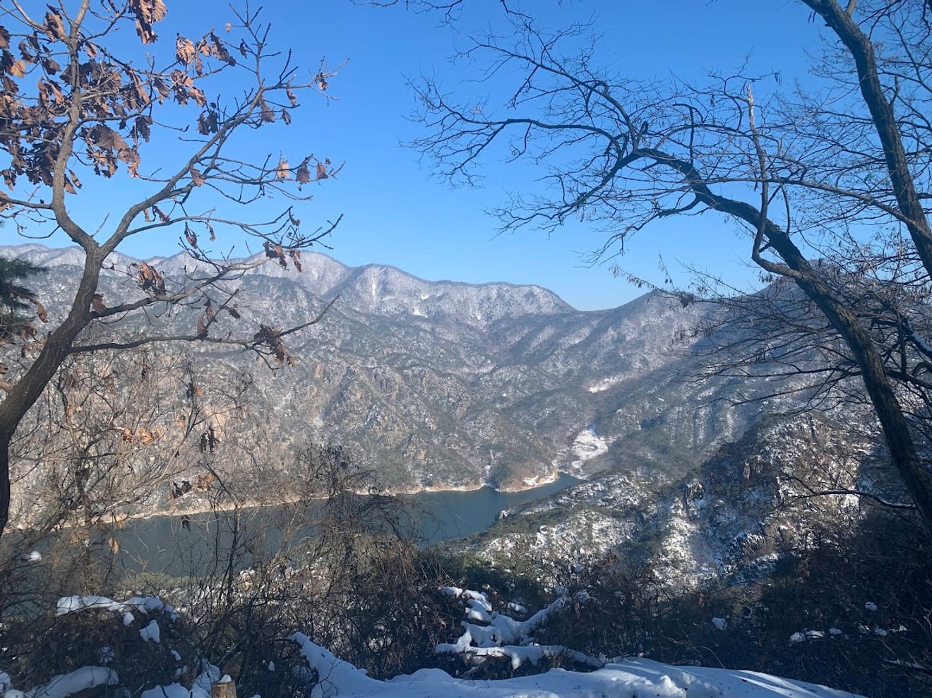 [Ulusal Park Pul Turu] 10. 월악산 (Walaksan) Yeni Başlayanlar İçin Kar Çiçeği Dağcılık Rotası Oksunbong'un Chungju Gölü Manzarası