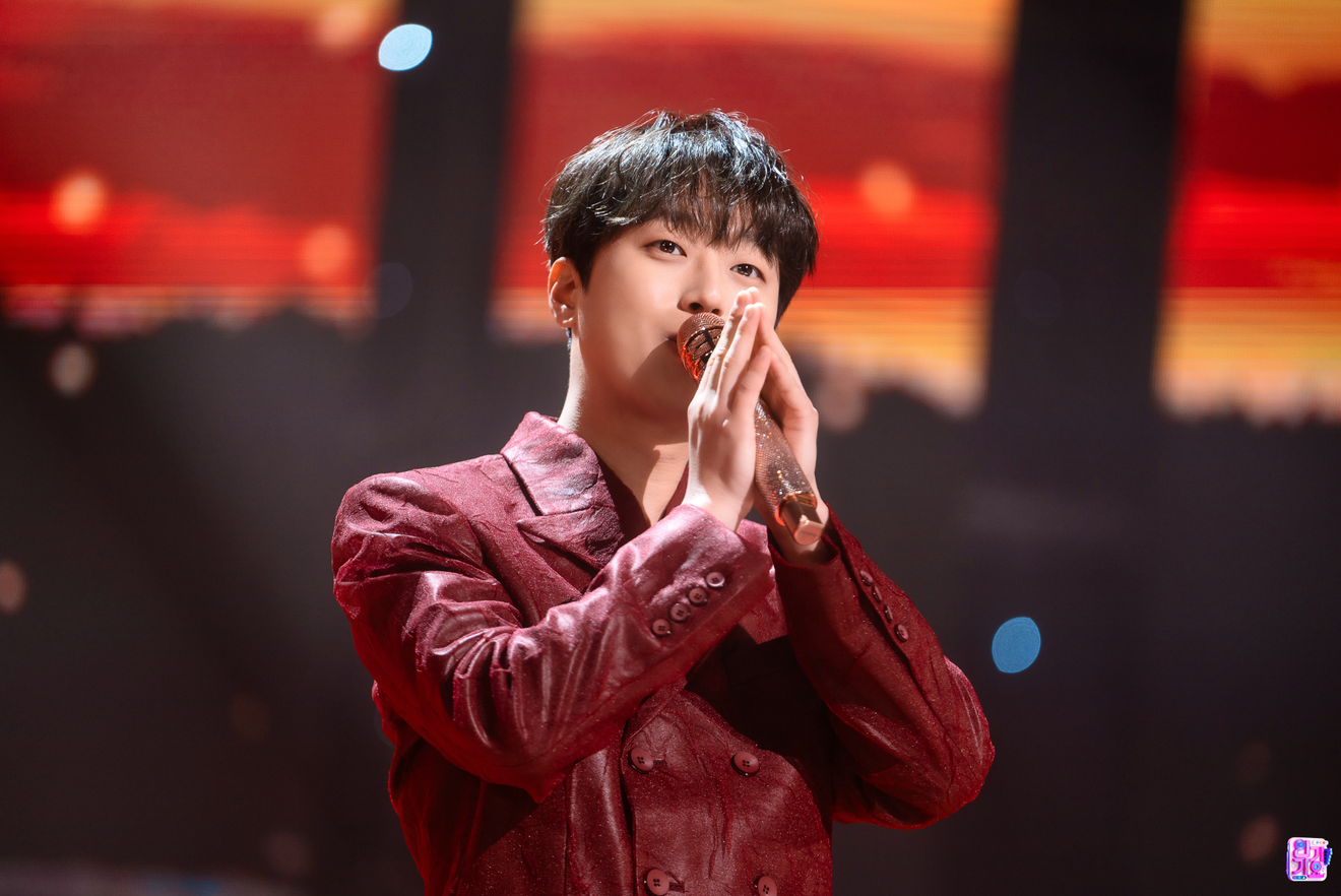 Cantante Lee Chan-won in azione: apparizione a SBS Inkigayo