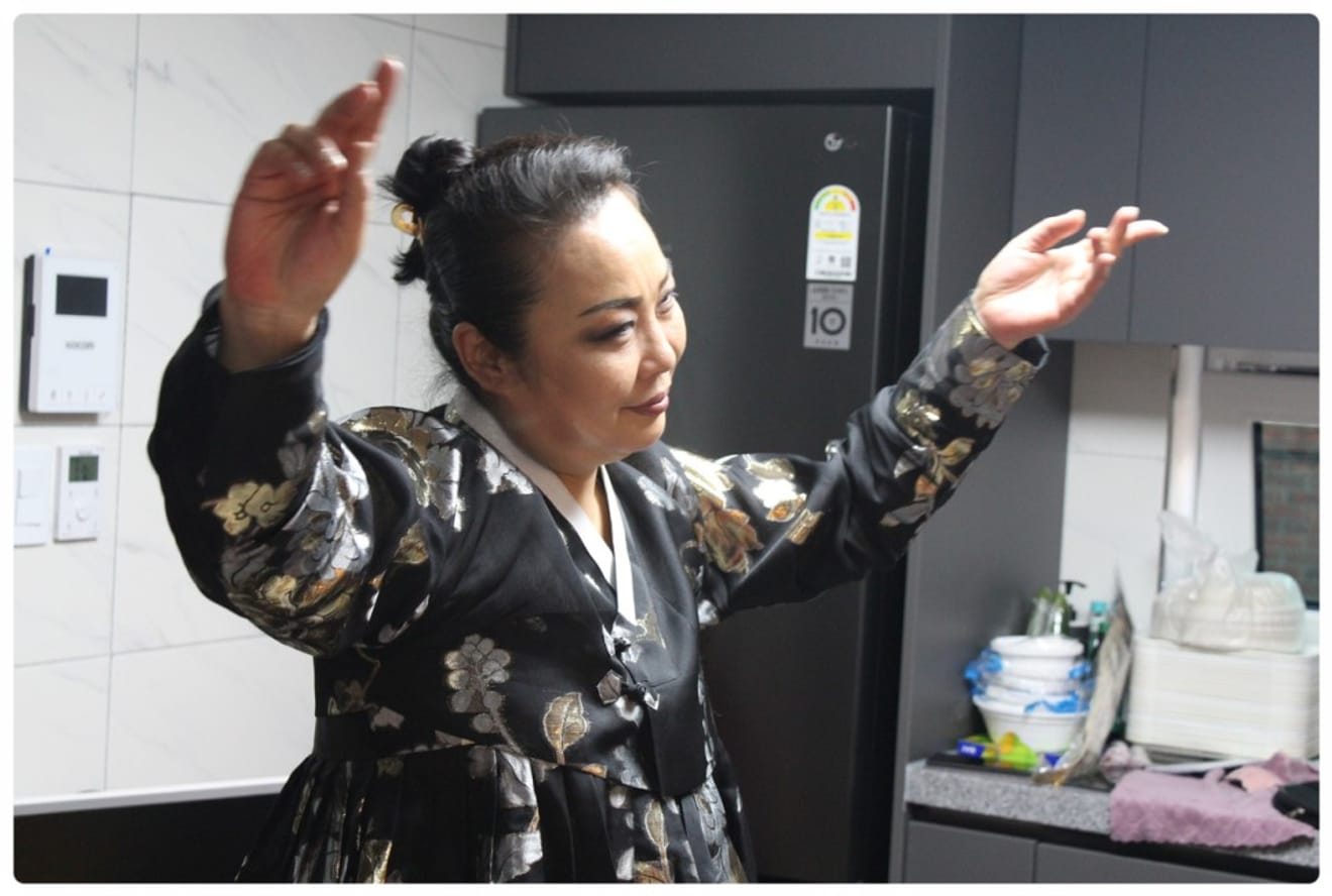西大門占いの館、韓国の人気ユーチューバーダブルBと合同放送