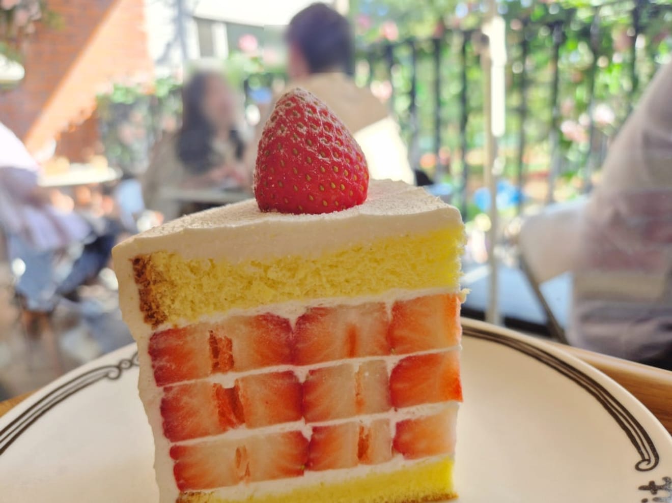 Ulasan dari Cafe La Pluie Flute Seongsu yang terkenal dengan kue stroberinya