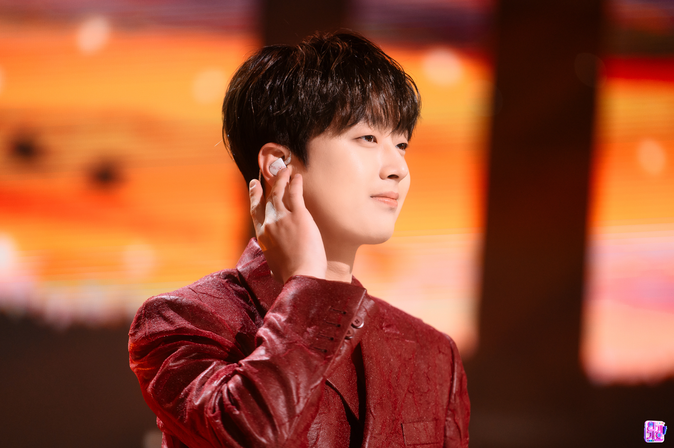 Cantante Lee Chan-won in azione: apparizione a SBS Inkigayo