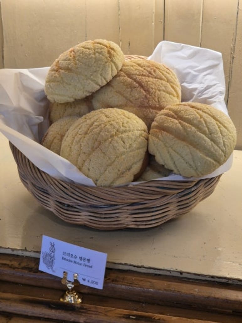 Apgujeong'da Kurdele Ekmekli Panier de Mmooni Rodeo Sokağı Cafe