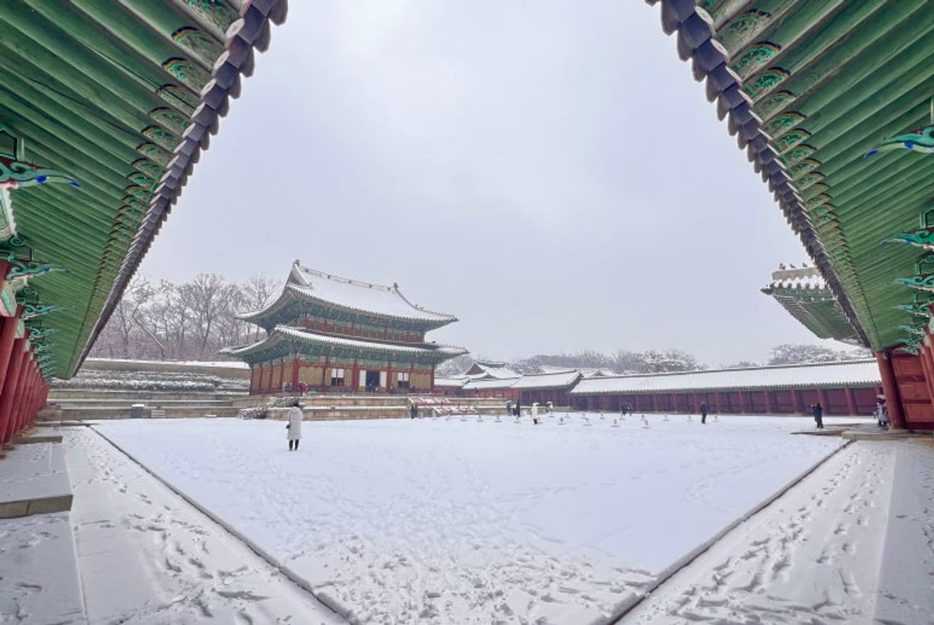 Winterreise im Changdeokgung Palast, erster Schneefall in Seoul 2025