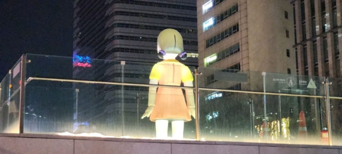 Robot géant Yeong-hee de Squid Game 2 sur la place Gwanghwamun
