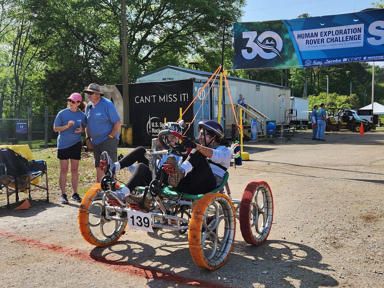 Studenci Universidad Católica Boliviana przygotowują się do pokonania toru Human Exploration Rover Challenge 2024 w U.S. Space & Rocket Center w Huntsville w Alabamie, w pobliżu Centrum Lotów Kosmicznych im. Marshalla NASA.  Źródło: NASA/Taylor Goodwin