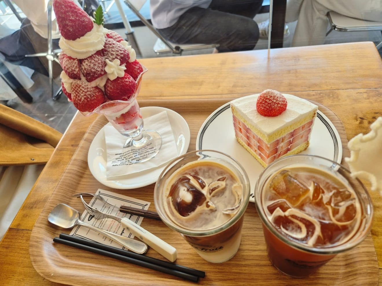 Ulasan dari Cafe La Pluie Flute Seongsu yang terkenal dengan kue stroberinya