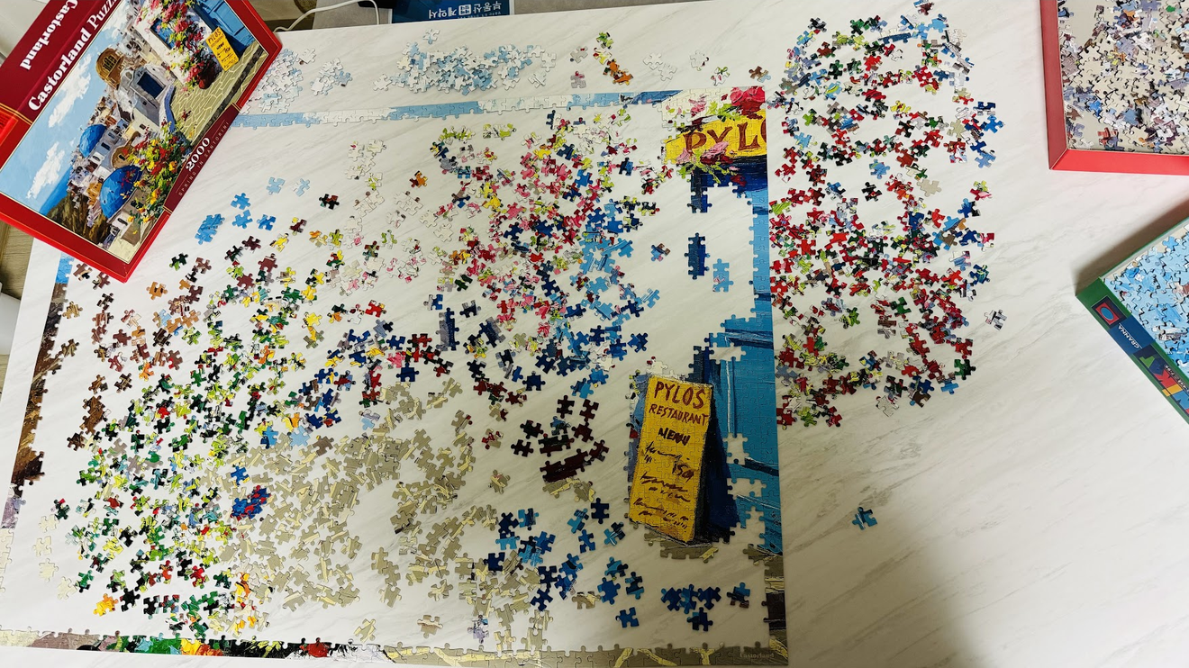 Ảnh chụp puzzle đang bắt đầu lắp ghép từ phần viền