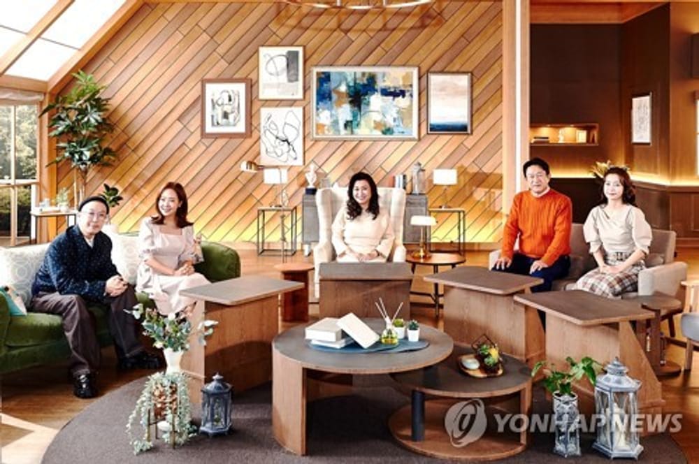 [Hyung-ju Heo's Column] Does the Story of a Teen Mom with Three Kids from Different Fathers Promote Childbirth?