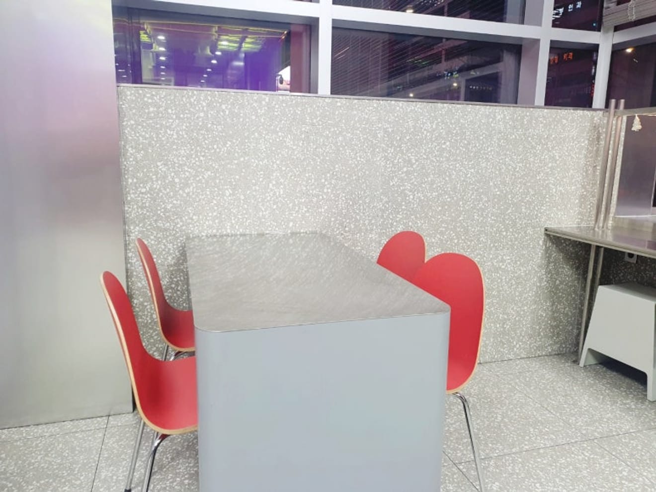 롯데리아 홍대 햄버거가 사물함에서?