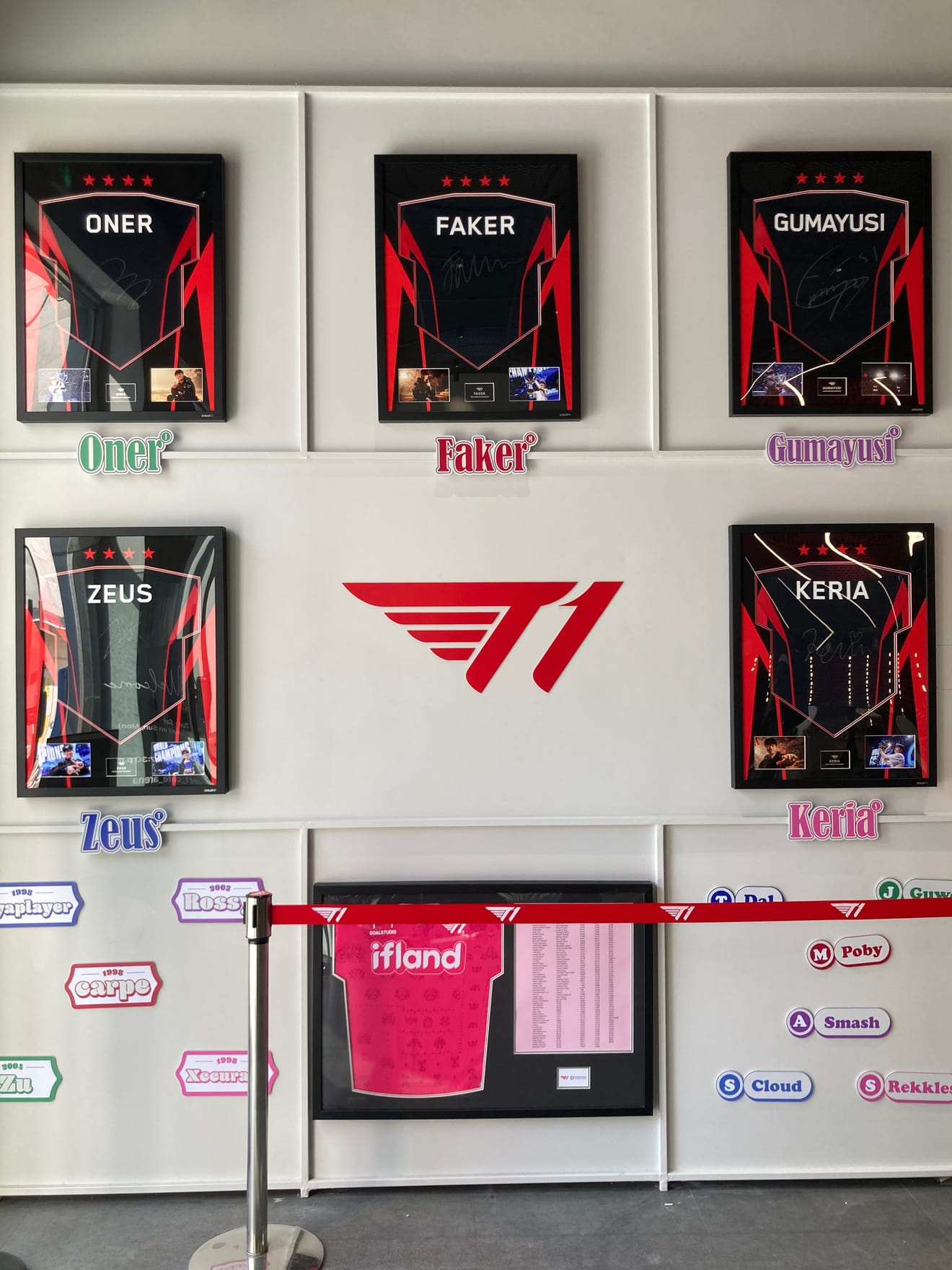 LoL League of Legends LCK сильнейшая лига, офис T1 в Каннам Сонджоннын HQ, магазин сувениров, кафе Arena, академия: отзыв о посещении