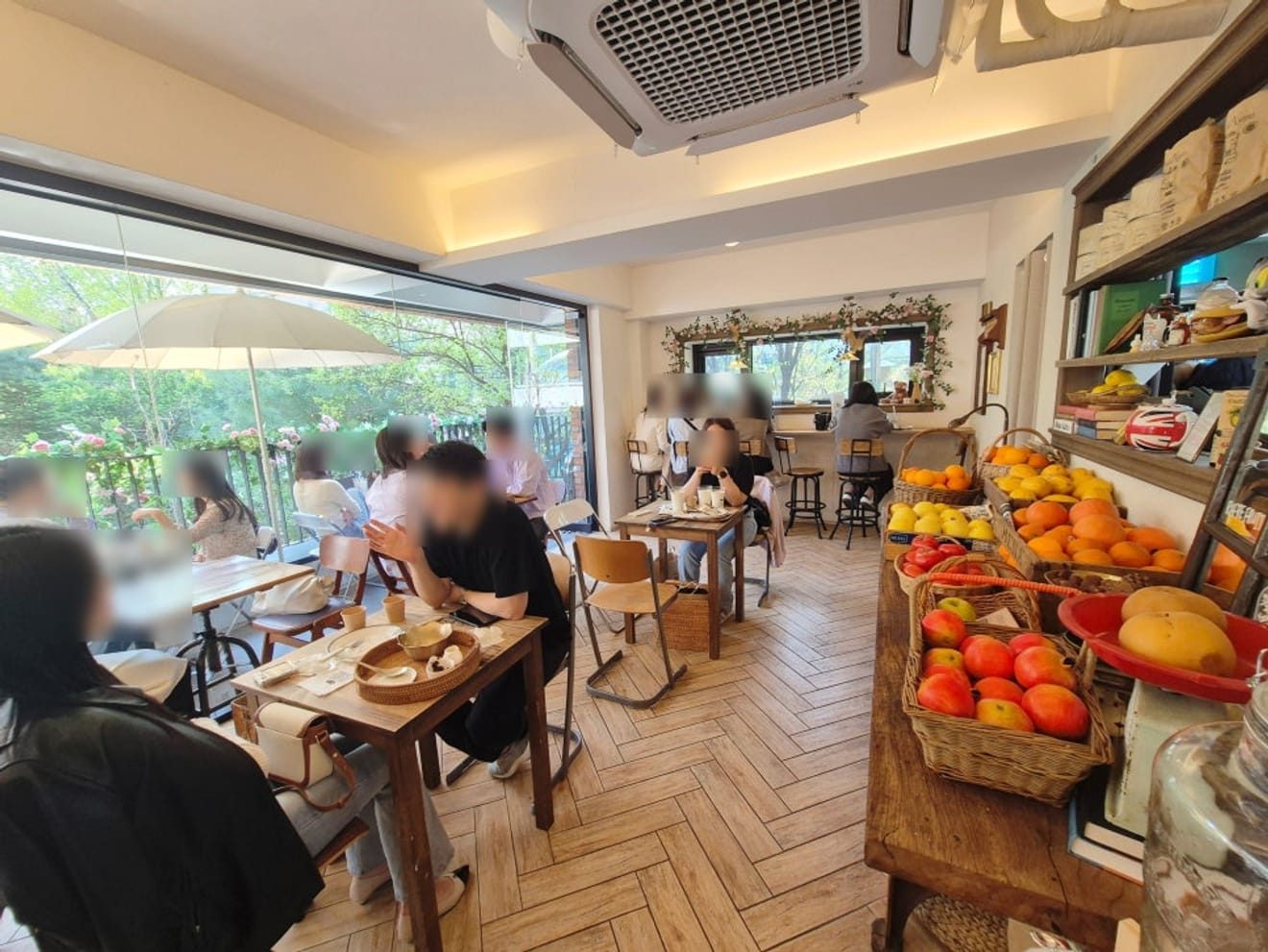 Ulasan dari Cafe La Pluie Flute Seongsu yang terkenal dengan kue stroberinya