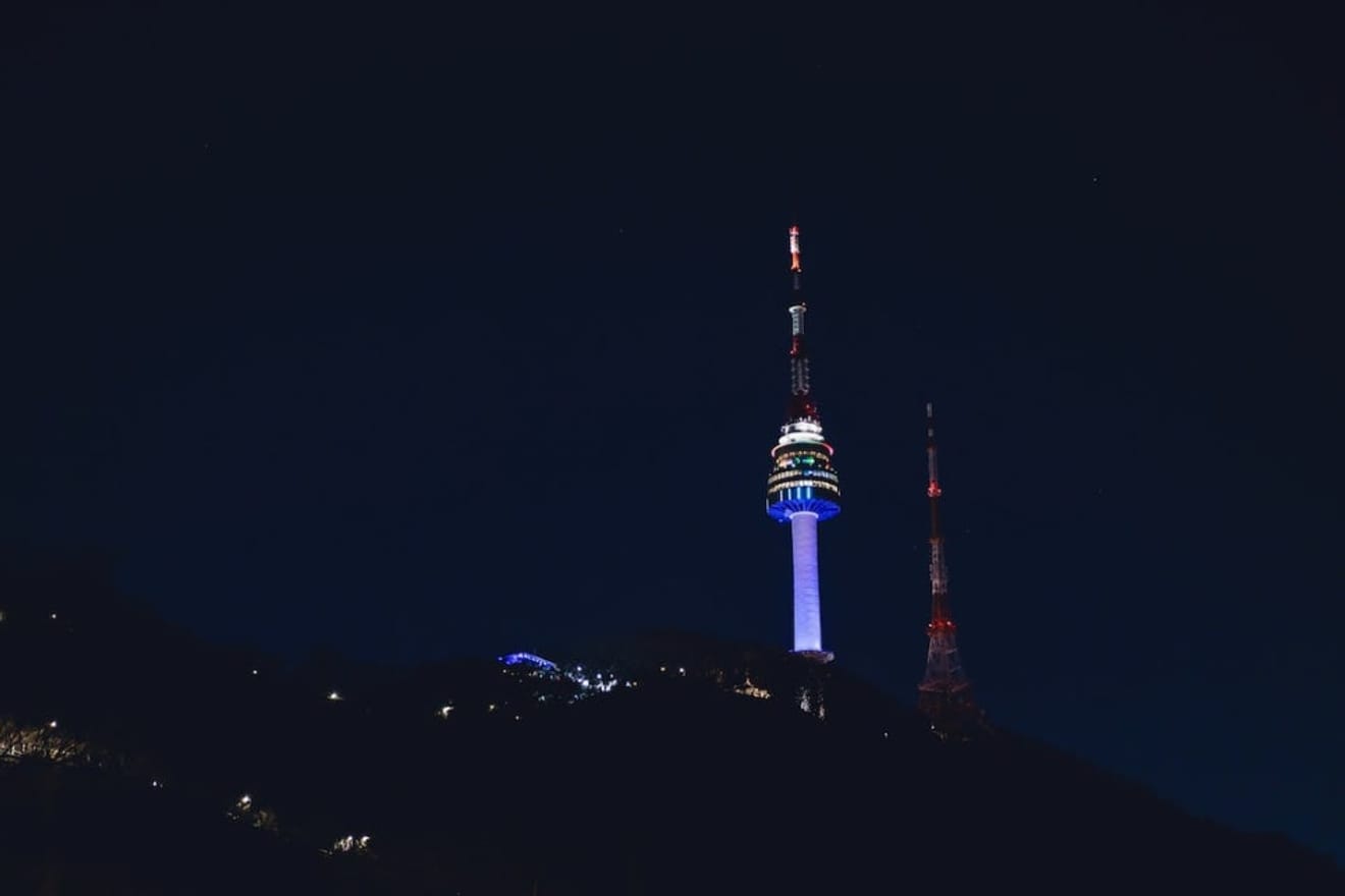 Seouls Sehenswürdigkeiten, ein romantisches Ausflugsziel für Touristen und Paare: der N Seoul Tower