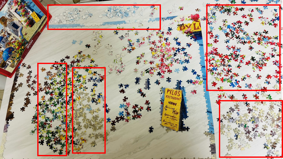 Photo de pièces de puzzle regroupées par couleurs similaires