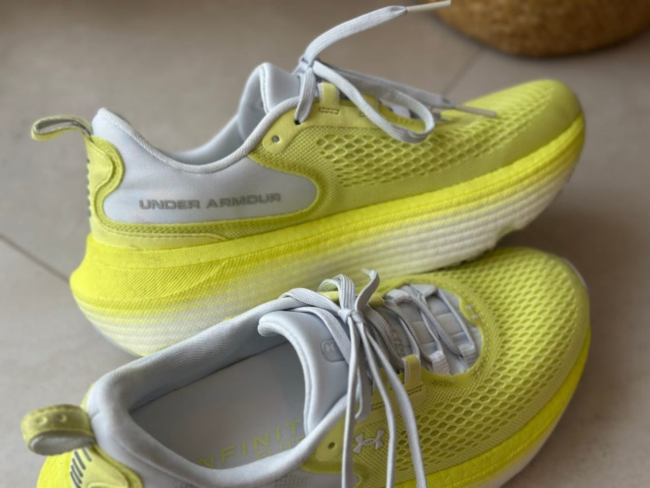 รองเท้าวิ่งเดลี่สำหรับสุภาพสตรีที่แนะนำ Under Armour Infinite Elite 2