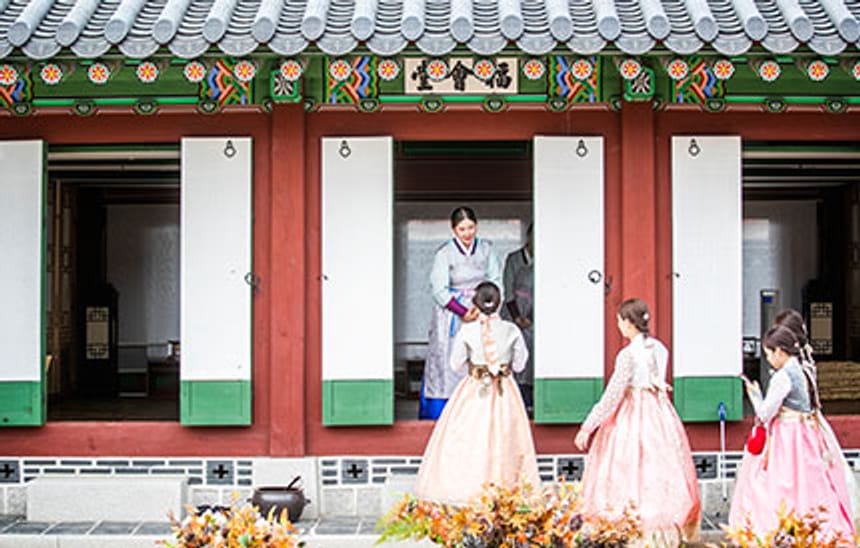 Desfrutando de Lanches Reais no Palácio Gyeongbokgung