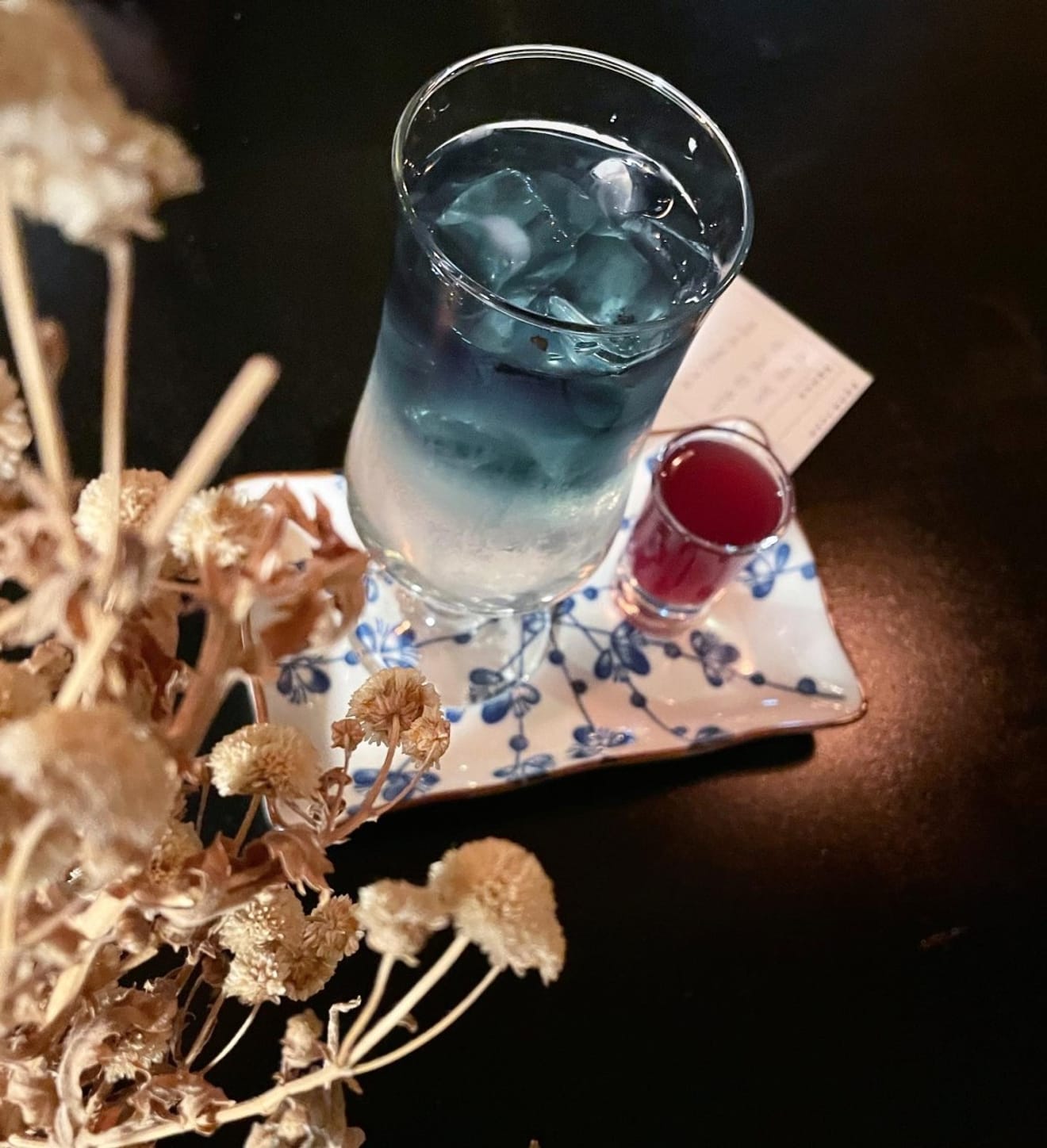 A Mangwon Cafe Where You Can Customize Your Tea, Coffee, and Cocktails with Your Desired Sentence