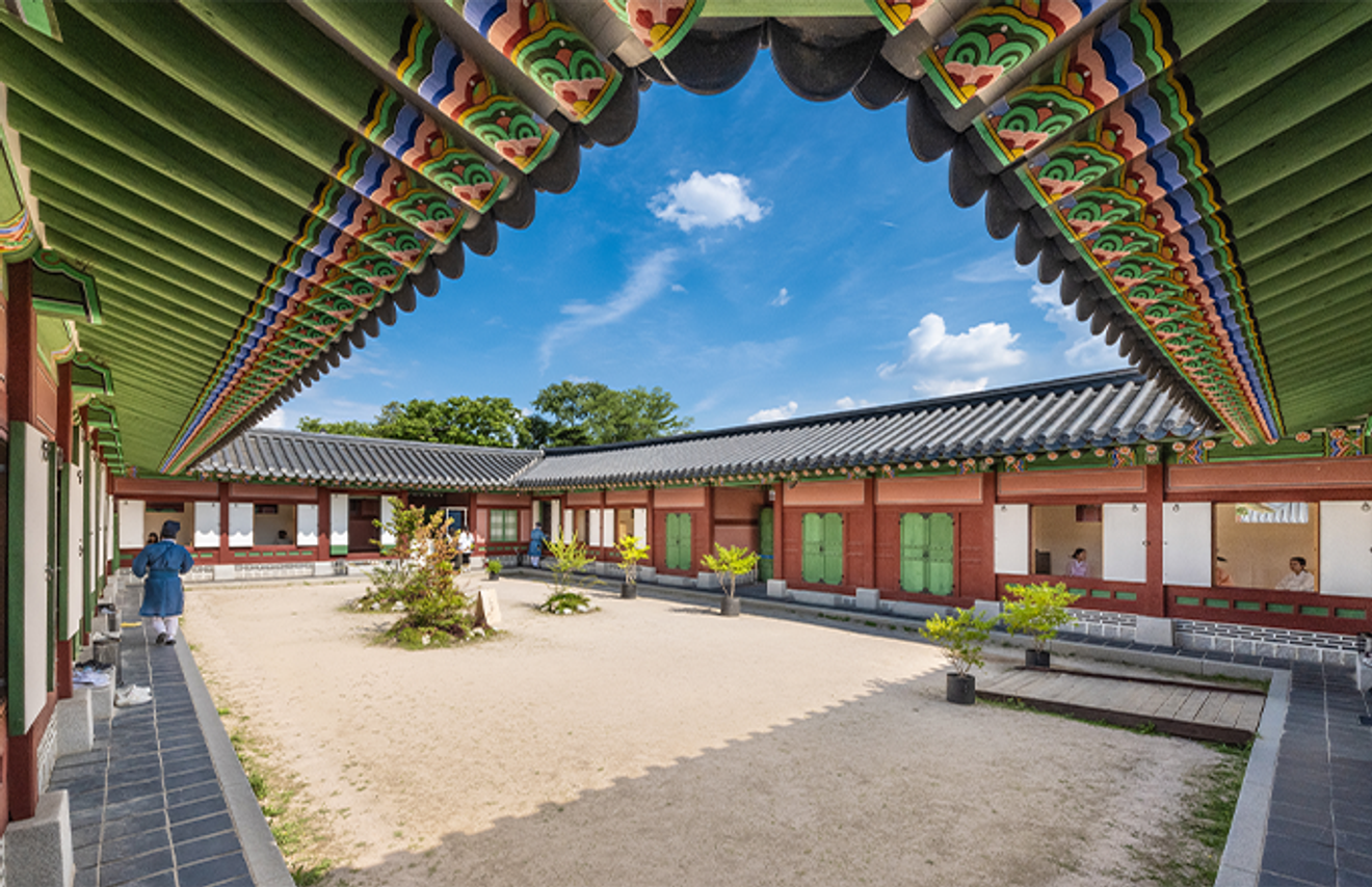 Desfrutando de Lanches Reais no Palácio Gyeongbokgung