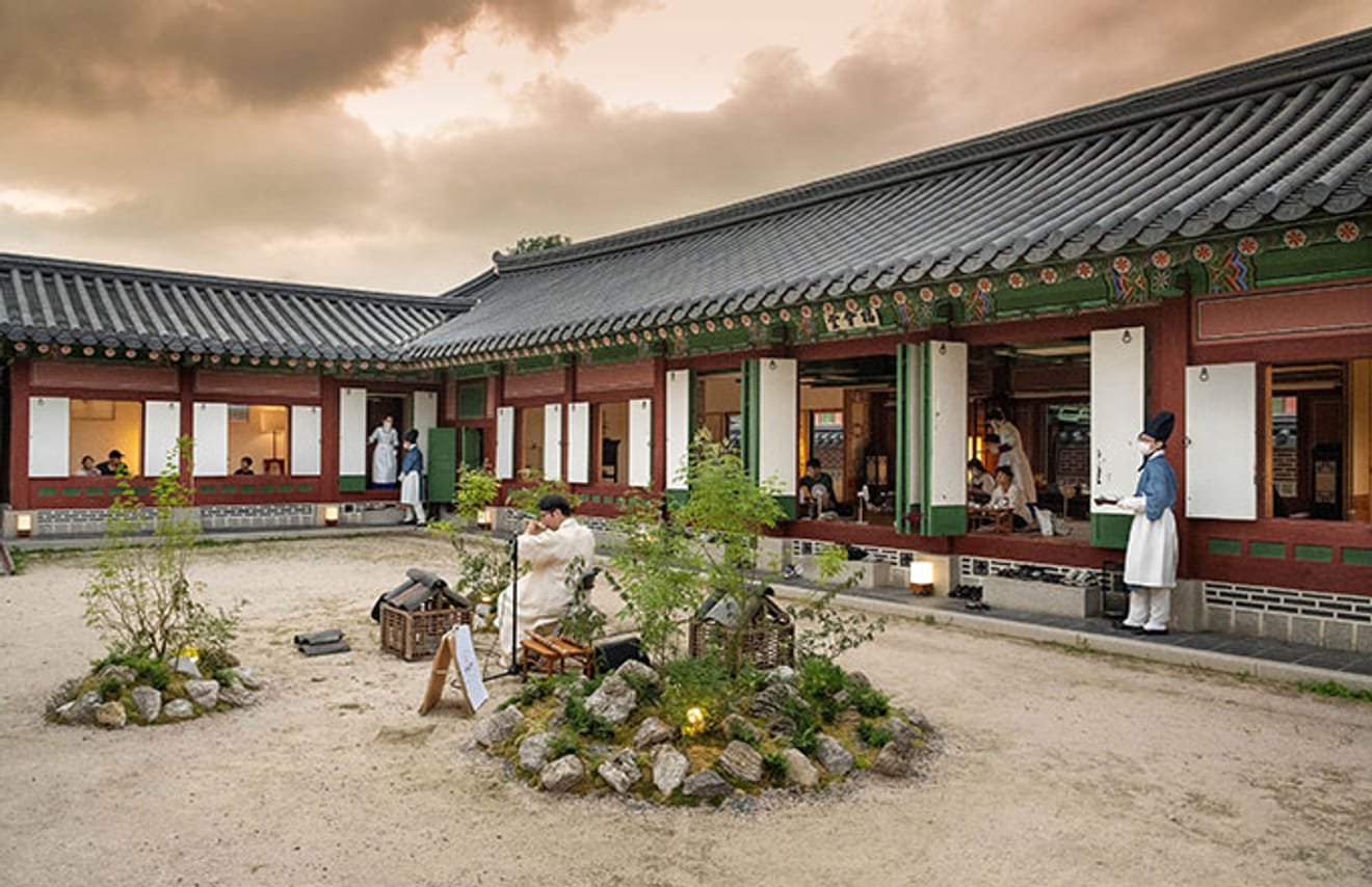 Desfrutando de Lanches Reais no Palácio Gyeongbokgung