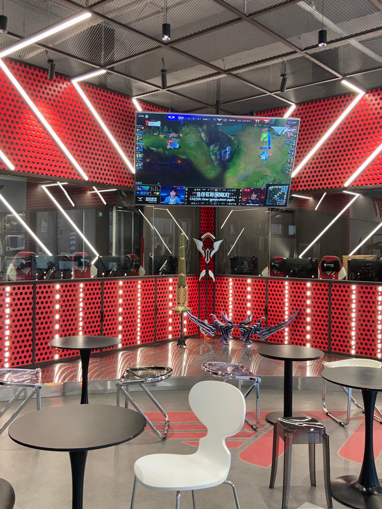 LoL League of Legends LCK сильнейшая лига, офис T1 в Каннам Сонджоннын HQ, магазин сувениров, кафе Arena, академия: отзыв о посещении
