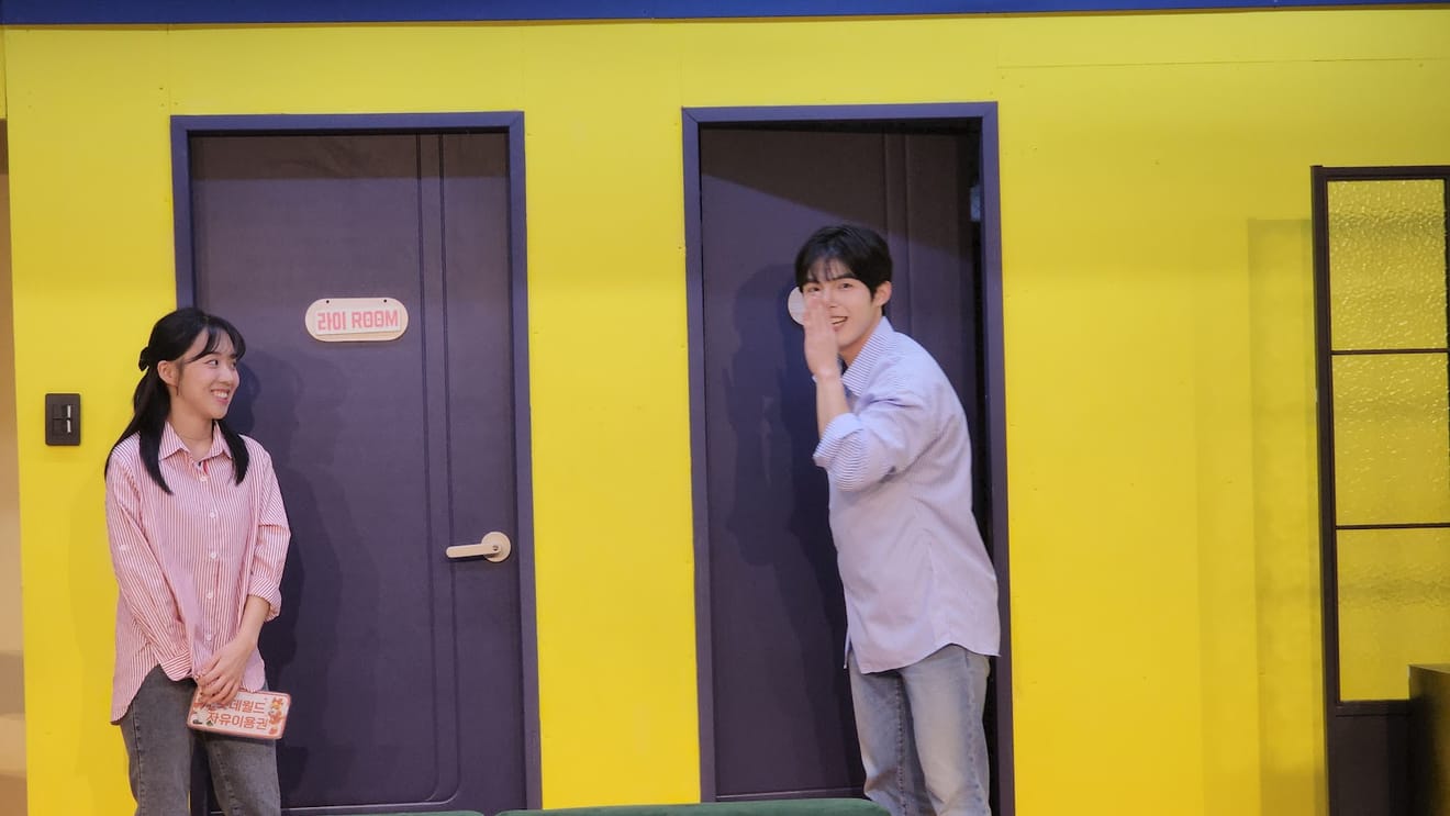 [Play Review] 'Falling in Love: D100', a Romantic Comedy in Daehakro Perfect for Couples' Dates